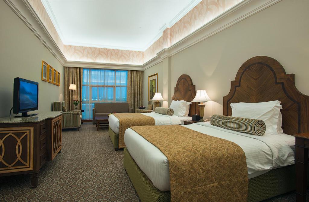 DELUXE KING ROOM