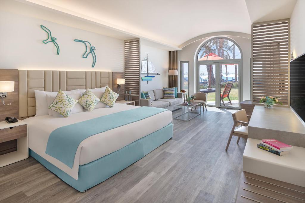 Junior Suite Beachfront Terrace 2