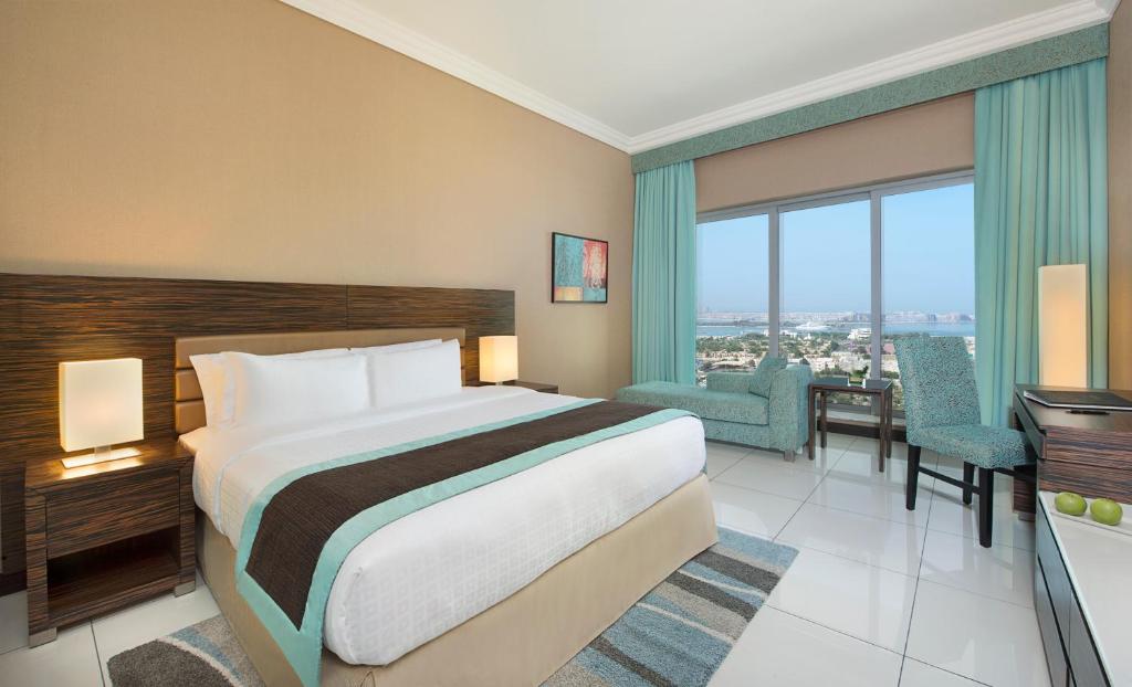 DELUXE KING ROOM